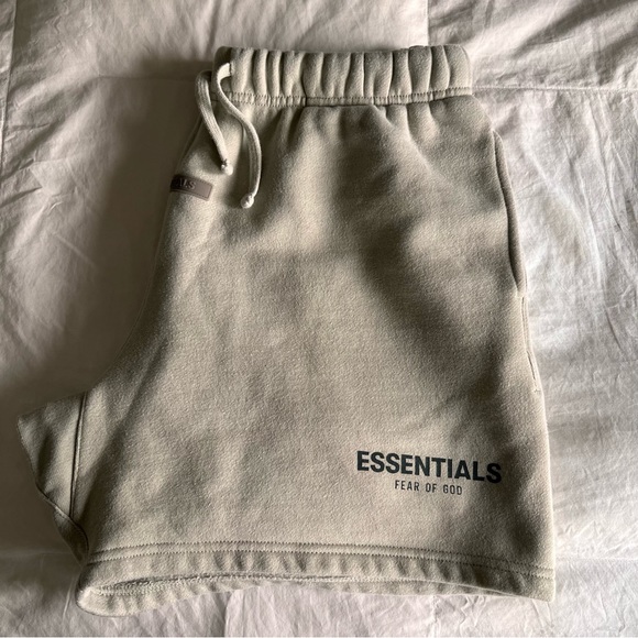 Essentials FOG Sweatshorts - Picture 2 of 4